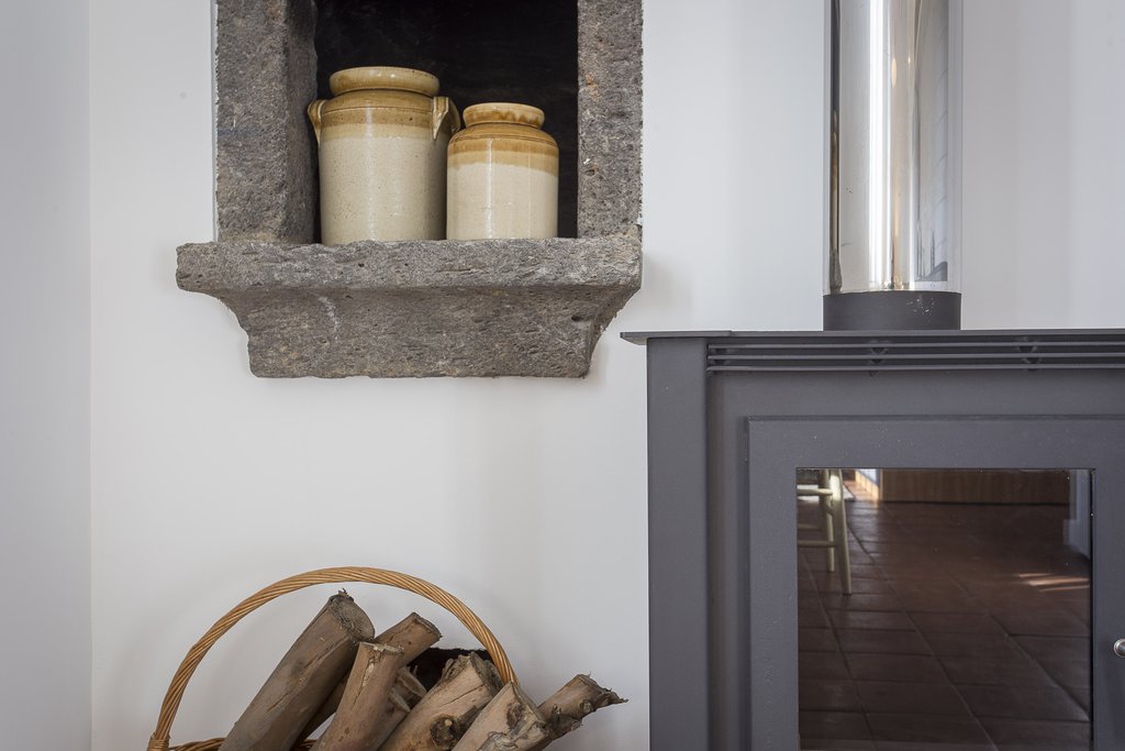 House accommodations/lodging at Quinta dos Peixes Falantes: wood-burning stove and interior decoration