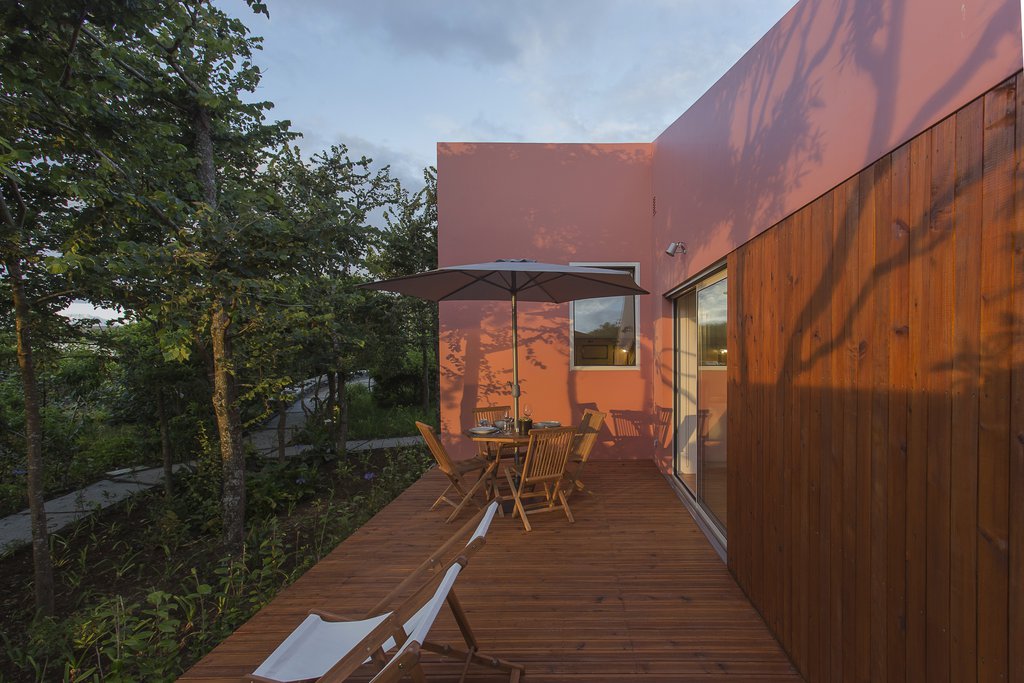 House accommodations/lodging at Quinta dos Peixes Falantes: exterior view of deck with lounge chairs and patio seating