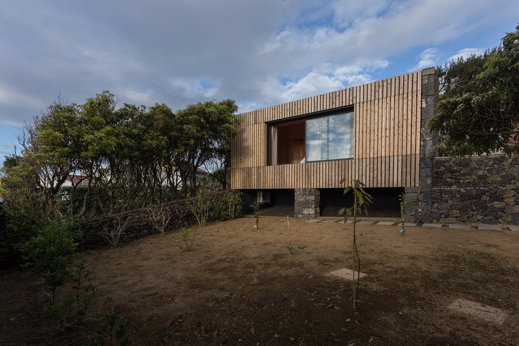 Studio accommodations/lodging at Quinta dos Peixes Falantes: exterior (lateral) view of facade finished in timber slats