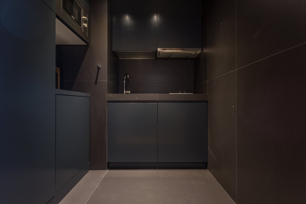 Studio accommodations/lodging at Quinta dos Peixes Falantes: elegant, modern kitchenette finished in black cabinetry
